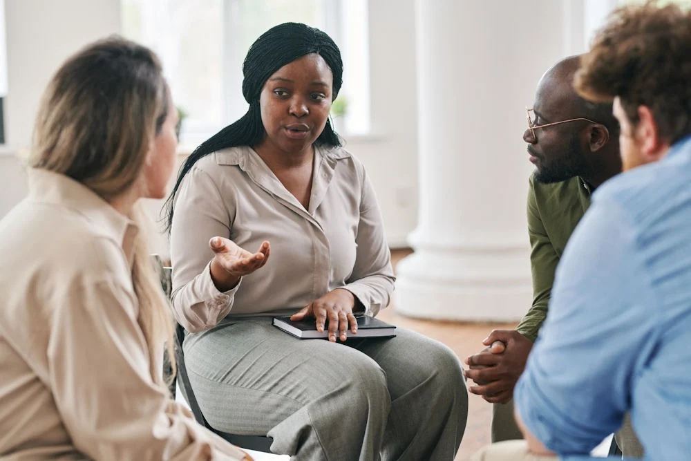 cognitive-behavioral-therapy-for-alcoholism a therapist speaking in cbt for alcohol use disorder