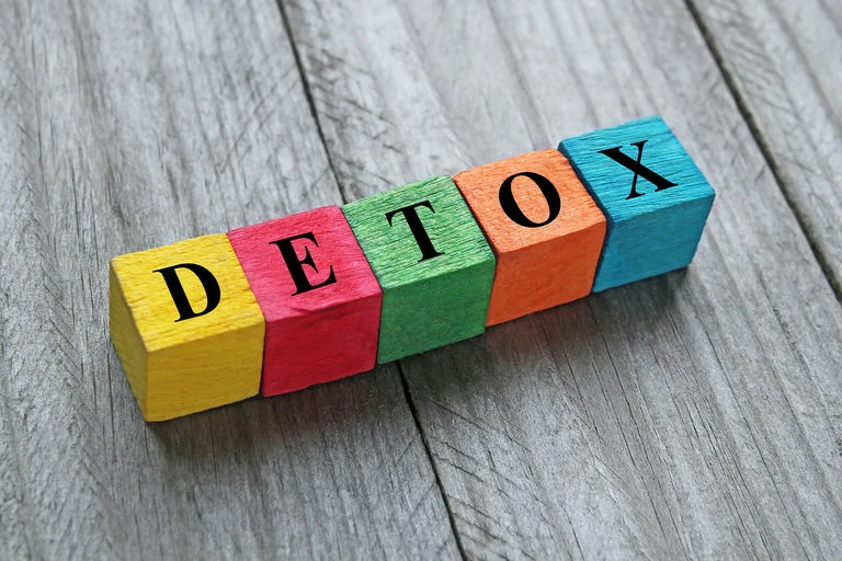 The word "detox" spelled on wooden blocks