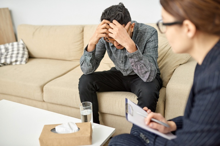 Therapist explaining why heroin is highly addictive and how it affects the brain