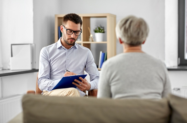A therapist informing his patient how intensive outpatient programs treat substance abuse