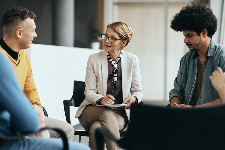 A therapist supporting her patients in treating painkiller addiction