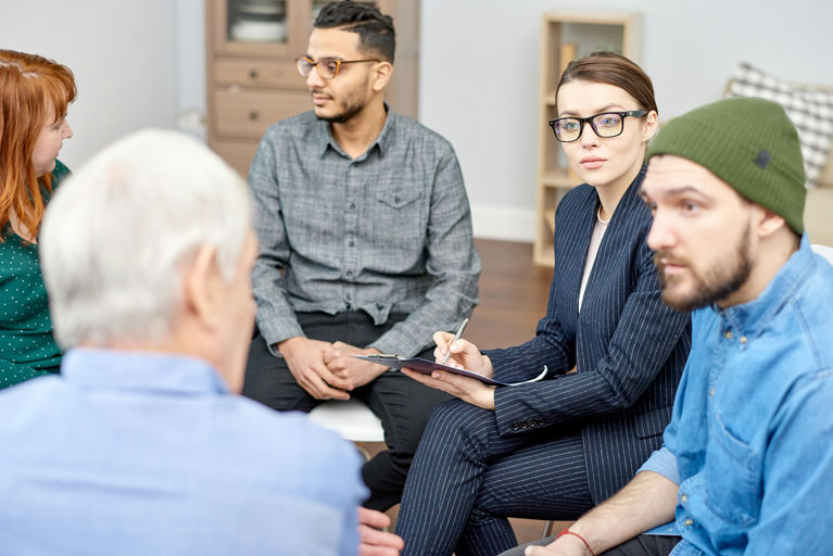 A group of individuals talking about whether painkillers can lead to addiction and dependence