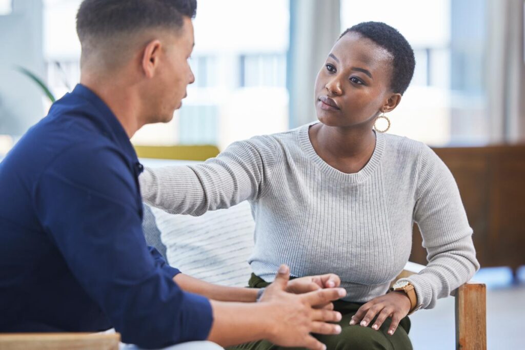 A therapist speaks with a client about the MAT recovery program