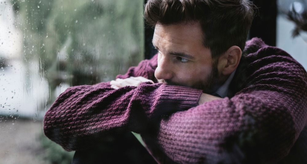Man struggling with symptoms before starting schizophrenia treatment