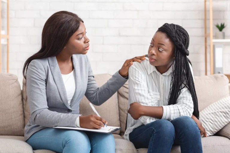 Therapist helping an individual with opioid addiction in Pennsylvania
